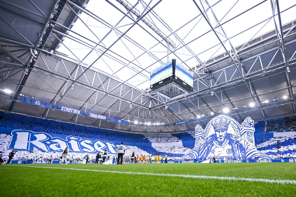Schalke-Fans zeigen beim Heimspiel gegen Eintracht Braunschweig die XXL-Choreo „Kaiser im Revier“ in der Veltins-Arena. Foto: KROEGER/RHR-FOTO