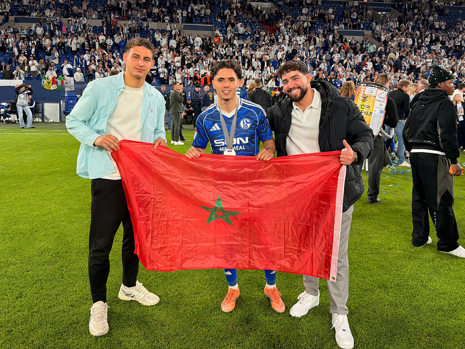 Soufiane El-Faouzi mit der marokkanischen Flagge nach der Verleihung der Meisterschale. Nun reist der Schalke-Profi zur marokkanischen Nationalmannschaft. Foto: privat
