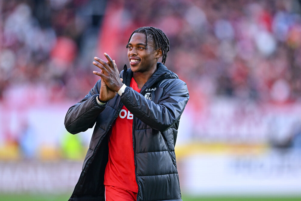 Schalke steht offenbar vor der Verpflichtung von Junior Adamu. Der Stürmer vom SC Freiburg soll bereits den Medizincheck absolvieren. Foto: RHR-Foto